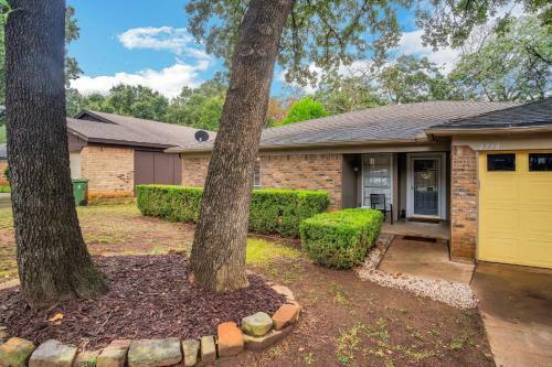 Cozy 3br Kid & Dog Friendly Home In Central Location! Home