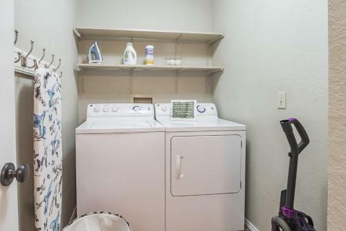 Cozy 3br Kid & Dog Friendly Home In Central Location! Home