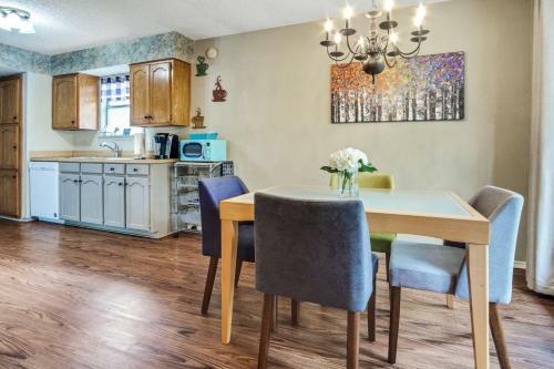 Cozy 3br Kid & Dog Friendly Home In Central Location! Home