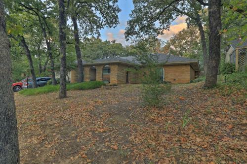 Spacious Home With Deck About 2 Mi To Lake Arlington!