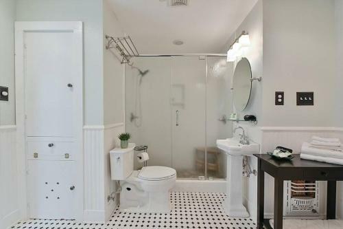 Spacious 4-bedroom Home W/ Beautiful Garden