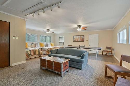 Spacious 4-bedroom Home W/ Beautiful Garden