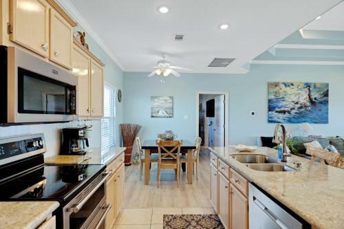 Coastal Cajun Getaway On The Beach! Home