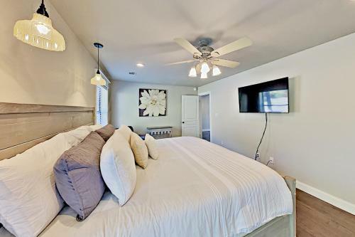 Opulent Waterfront 118b