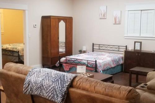 Beautiful Country 1/1 Efficiency Home.