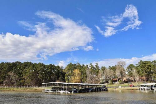 Mid-century Modern Lake Escape