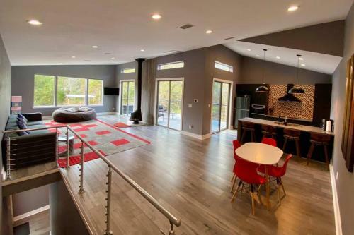 Mid-century Modern Lake Escape