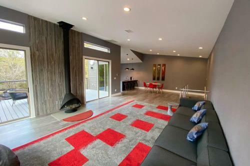 Mid-century Modern Lake Escape