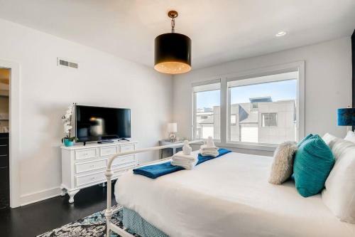 Downtown - Elegant And Cozy - Skyline Views