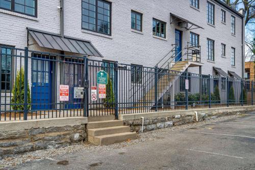Fun Apartment Walk To Dinning -302