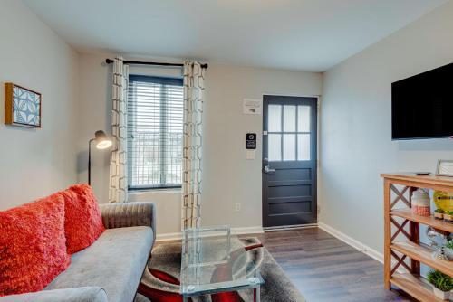 Fun Apartment Walk To Dinning -302