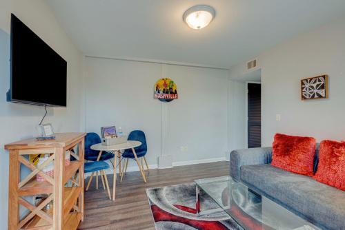 Fun Apartment Walk To Dinning -302