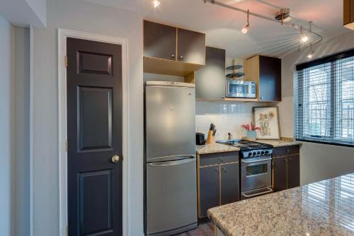 Fun Apartment Walk To Dinning -302