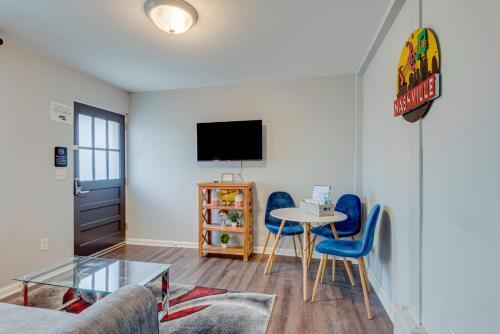 Fun Apartment Walk To Dinning -302