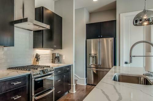 4 Connecting Condos - Sleeps 38 - Firepits - Garages - Rooftops Decks - Great Views - Security