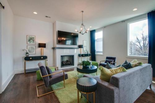 4 Connecting Condos - Sleeps 38 - Firepits - Garages - Rooftops Decks - Great Views - Security