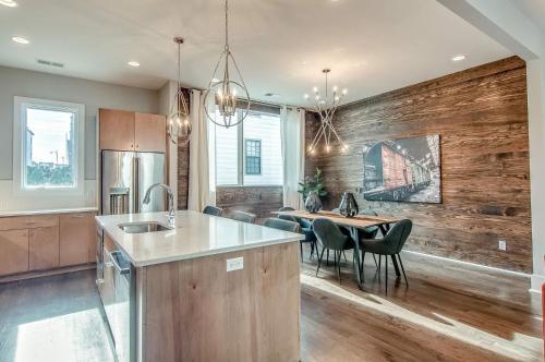 4 Connecting Condos - Sleeps 38 - Firepits - Garages - Rooftops Decks - Great Views - Security