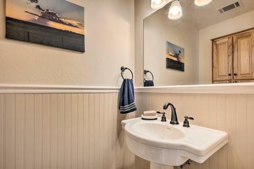 Charming Abode With Yard About 2 Mi To Texas Aandm!