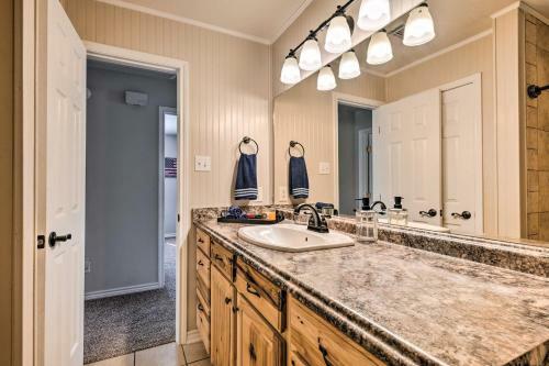 Charming Abode With Yard About 2 Mi To Texas Aandm!