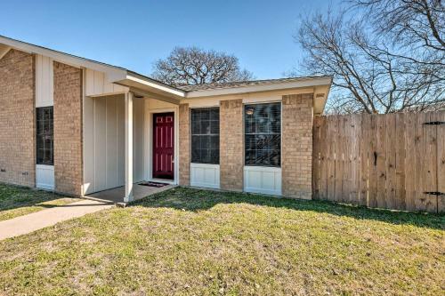 Charming Abode With Yard About 2 Mi To Texas Aandm!