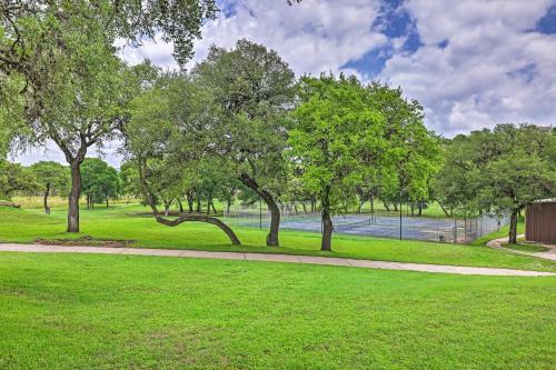 Apartamento Modern Lakeside Golf Course Retreat With Deck!