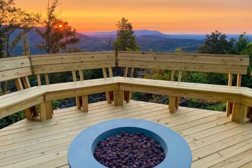 Upscale Gatlinburg Cabin With Hot Tub And Views!