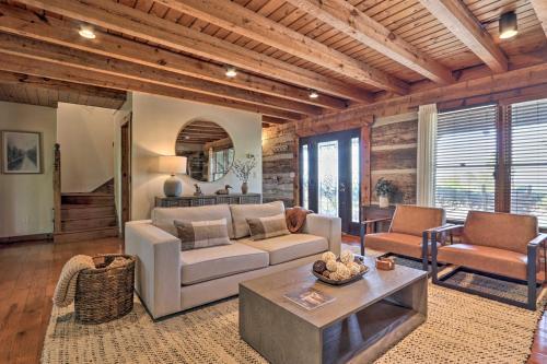 Upscale Gatlinburg Cabin With Hot Tub And Views!