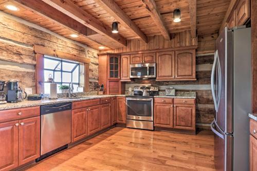 Upscale Gatlinburg Cabin With Hot Tub And Views!