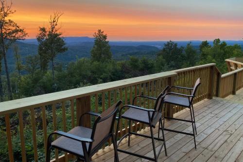 Upscale Gatlinburg Cabin With Hot Tub And Views!