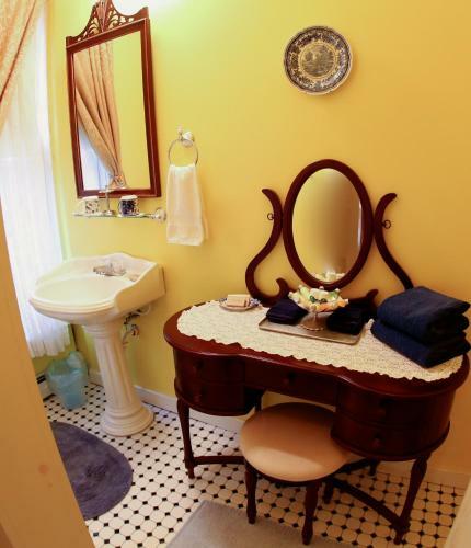 Bed & Breakfast Center Harbor Sutton House B & B