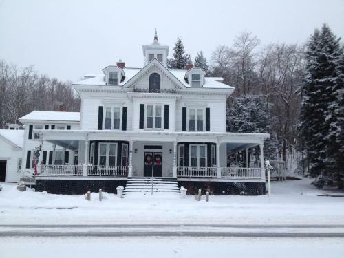 Bed & Breakfast Center Harbor Sutton House B & B