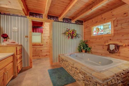 ?pigeon Forge? View 2 King Bed Gsmnp Wifi Hot Tub!