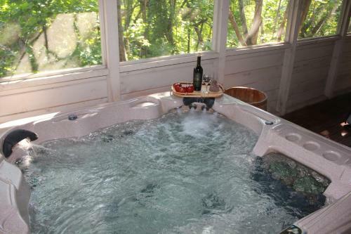 ?pigeon Forge? View 2 King Bed Gsmnp Wifi Hot Tub!