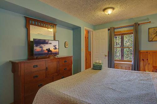 Rustic 4/2 Log Cabin With Lovely Views! Sleeps 8!