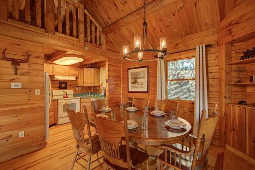 Rustic 4/2 Log Cabin With Lovely Views! Sleeps 8!