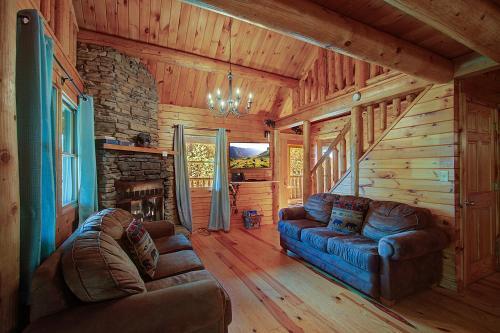 Rustic 4/2 Log Cabin With Lovely Views! Sleeps 8!