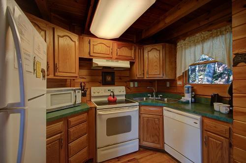 Rustic 4/2 Log Cabin With Lovely Views! Sleeps 8!