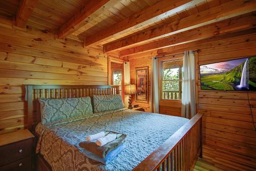 Rustic 4/2 Log Cabin With Lovely Views! Sleeps 8!