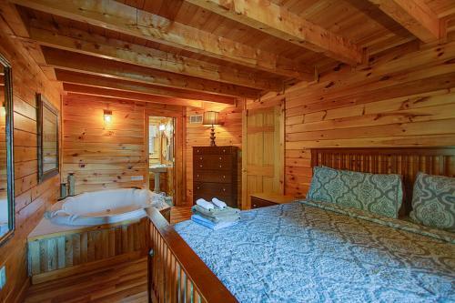 Rustic 4/2 Log Cabin With Lovely Views! Sleeps 8!