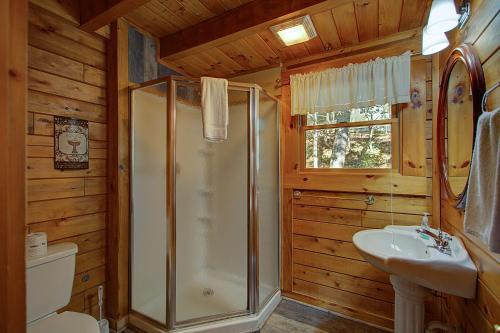 Rustic 4/2 Log Cabin With Lovely Views! Sleeps 8!