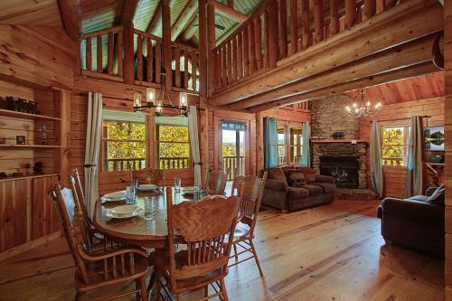 Rustic 4/2 Log Cabin With Lovely Views! Sleeps 8!