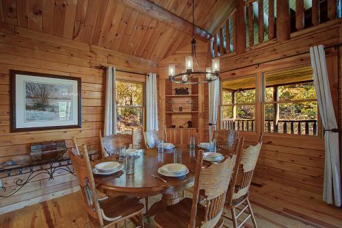 Rustic 4/2 Log Cabin With Lovely Views! Sleeps 8!