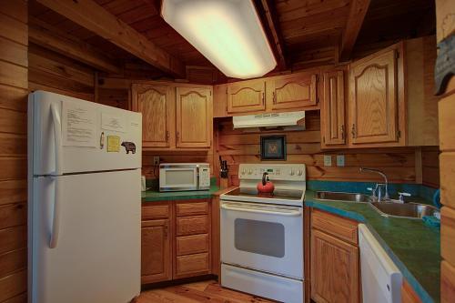 Rustic 4/2 Log Cabin With Lovely Views! Sleeps 8!