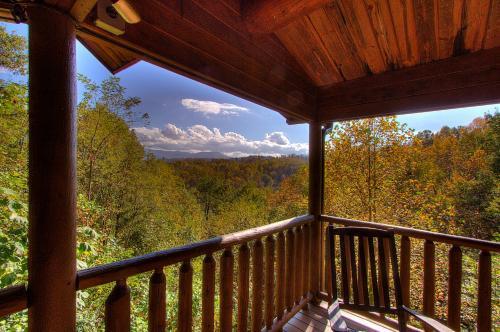 Rustic 4/2 Log Cabin With Lovely Views! Sleeps 8!
