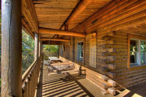 Rustic 4/2 Log Cabin With Lovely Views! Sleeps 8!