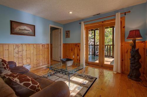 Rustic 4/2 Log Cabin With Lovely Views! Sleeps 8!