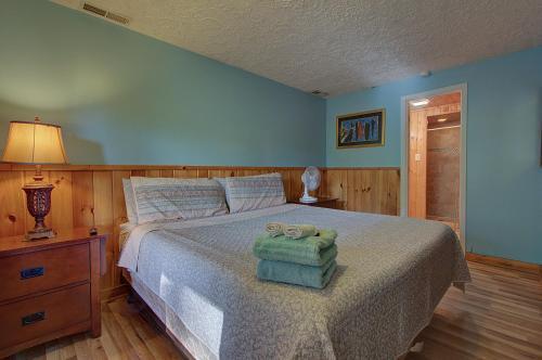 Rustic 4/2 Log Cabin With Lovely Views! Sleeps 8!