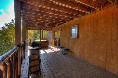Rustic 4/2 Log Cabin With Lovely Views! Sleeps 8!