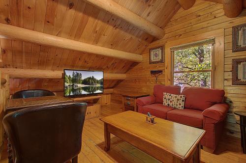 Rustic 4/2 Log Cabin With Lovely Views! Sleeps 8!