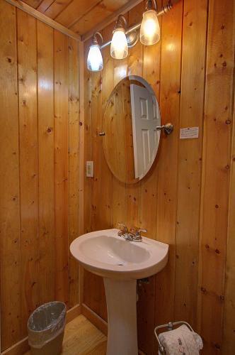 Rustic 4/2 Log Cabin With Lovely Views! Sleeps 8!